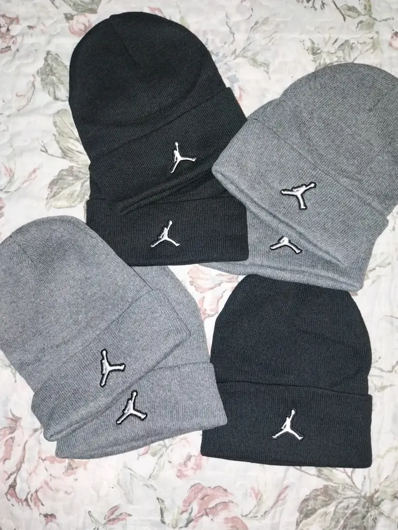 Gorros de lana gris y negro