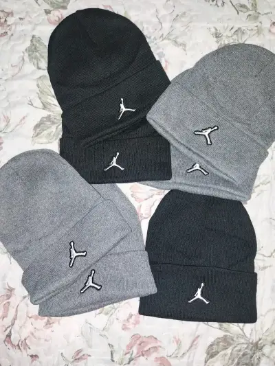 Gorros de lana gris y negro - miniatura 1