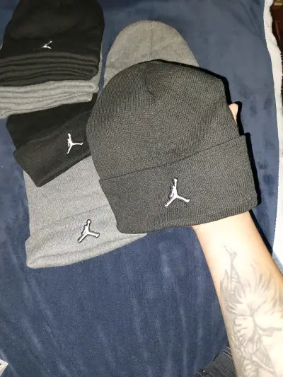 Gorros de lana gris y negro - miniatura 2