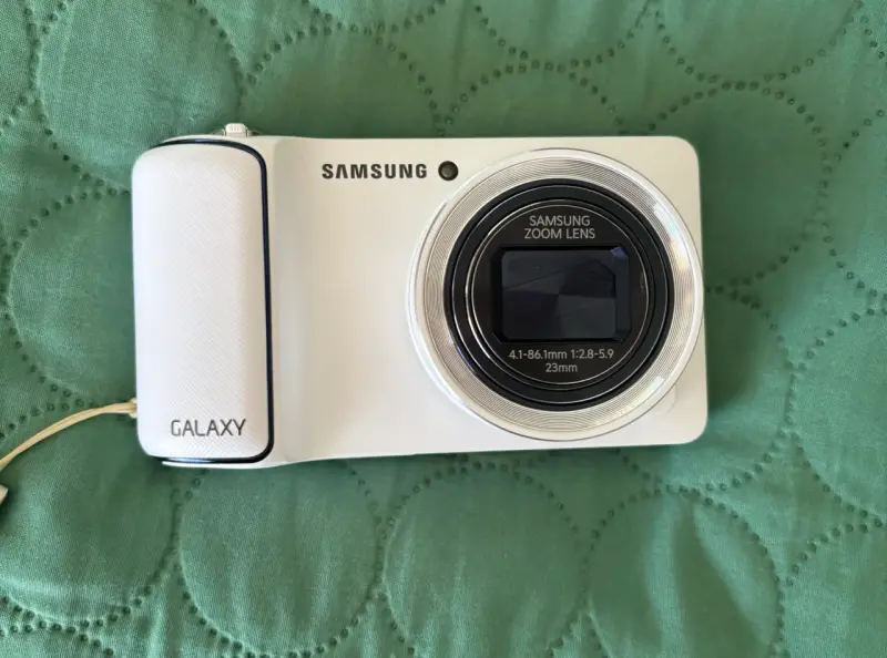 Cámara Samsung Galaxy blanca