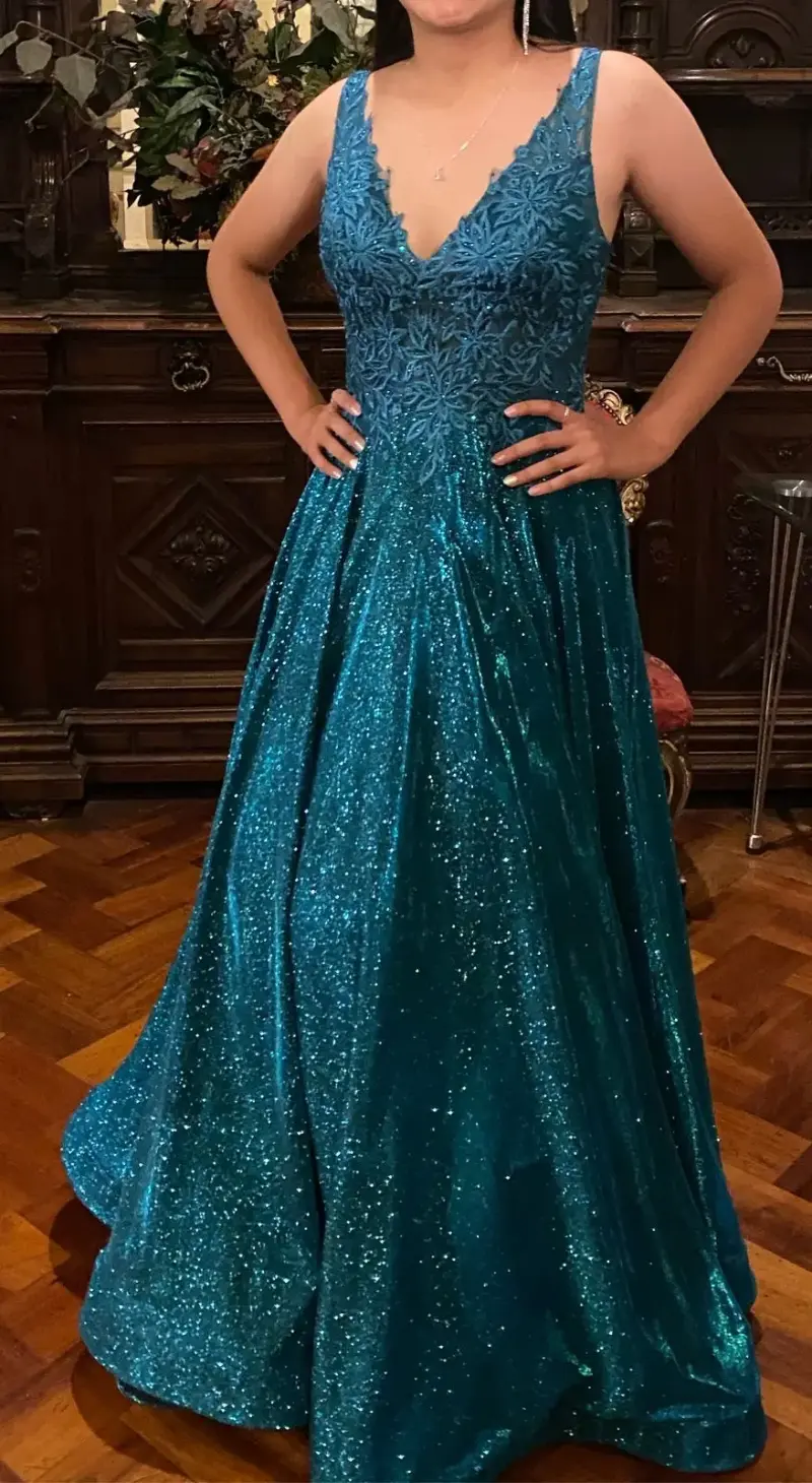 Vestido verde elegante con brillo