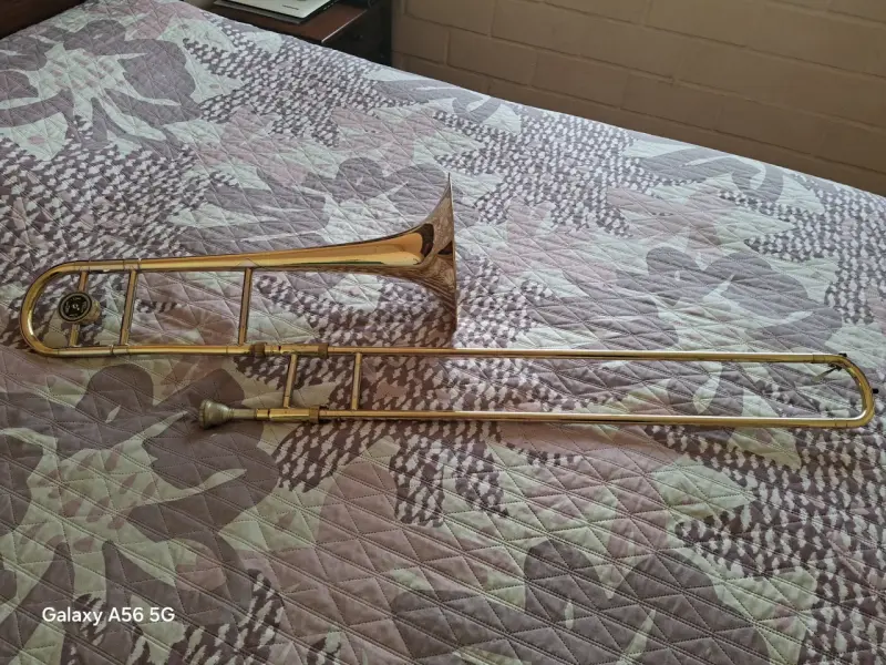Trombón de latón brillante - 4