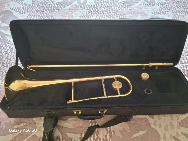 Trombón de latón brillante - 5