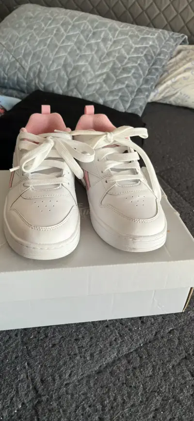 Zapatillas blancas con detalles rosados - miniatura 1