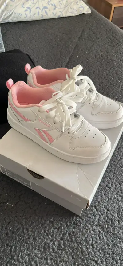 Zapatillas blancas con detalles rosados - miniatura 2