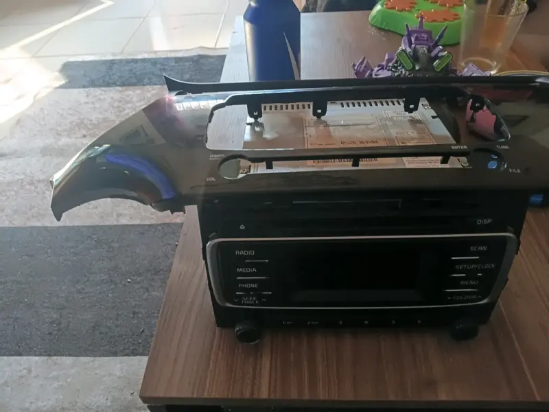 Radio de auto con panel - 3