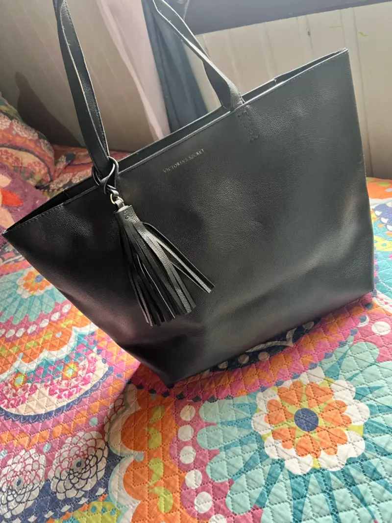 Bolso negro con borla victoria secret - 1