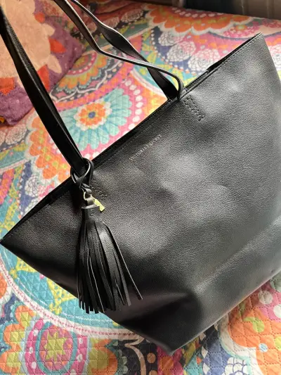 Bolso negro con borla victoria secret - miniatura 2