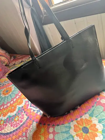 Bolso negro con borla victoria secret - miniatura 3