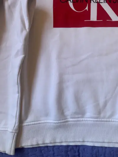 Polerón Calvin Klein blanco y rojo - miniatura 3