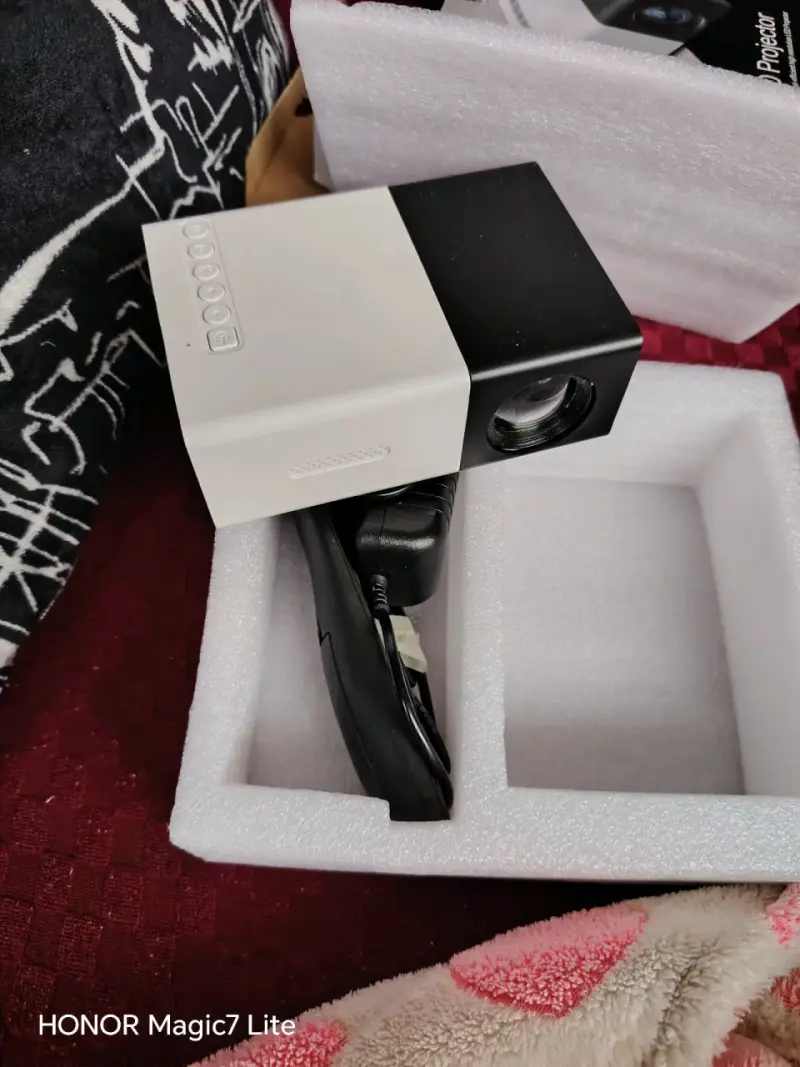Mini proyector portátil - 1