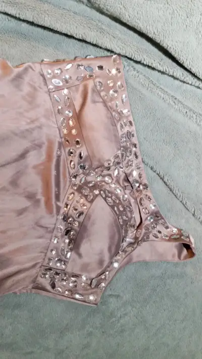 Vestido beige con apliques - miniatura 2