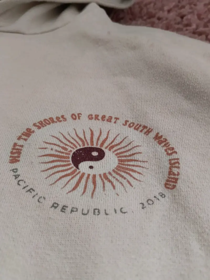 Polerón beige con diseño gráfico - 3