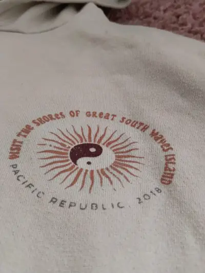 Polerón beige con diseño gráfico - miniatura 3