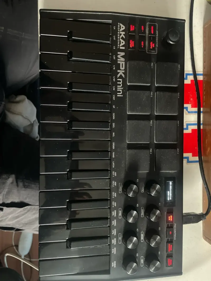 Controlador MIDI Akai MPK Mini color Negro - 1