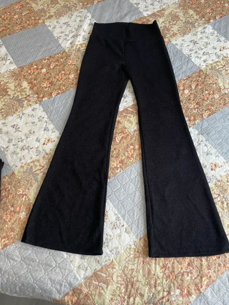Pantalones negros acampanados - 1