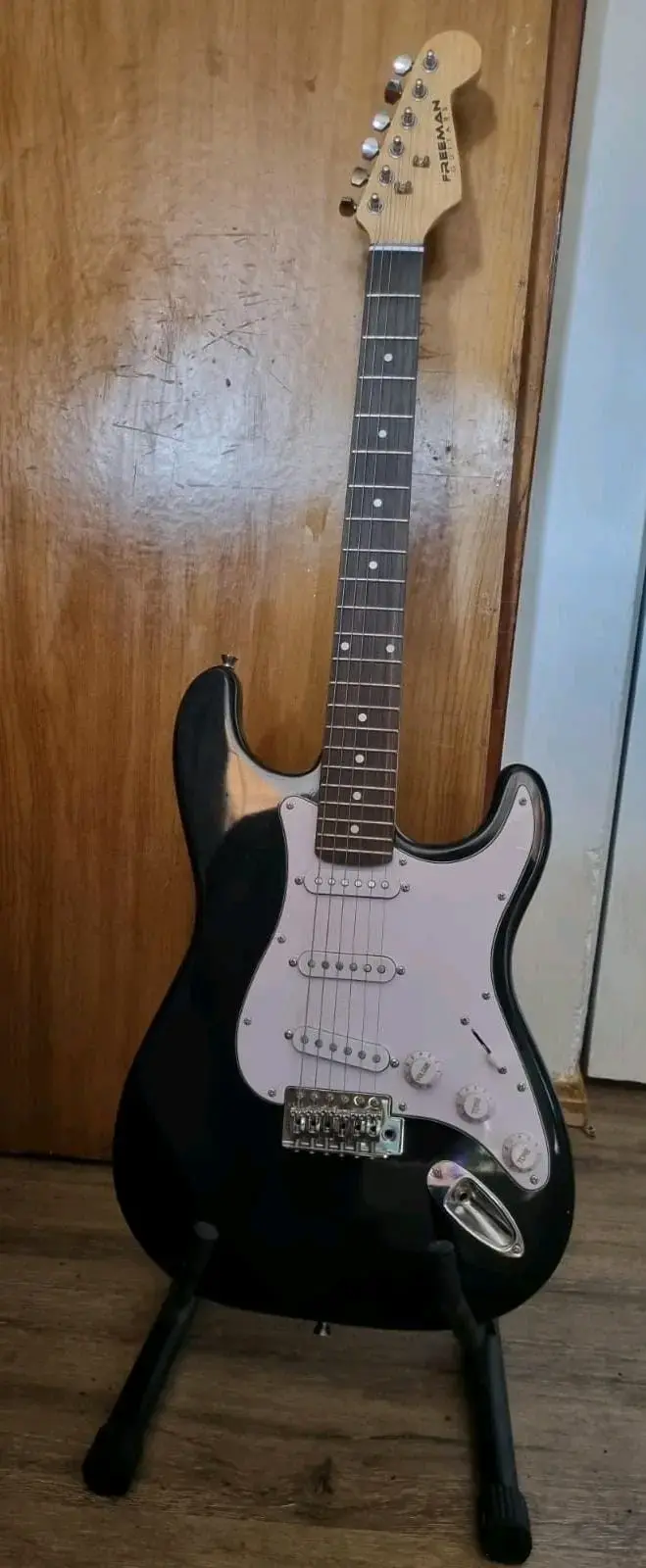 Guitarra eléctrica Freeman negra - 1