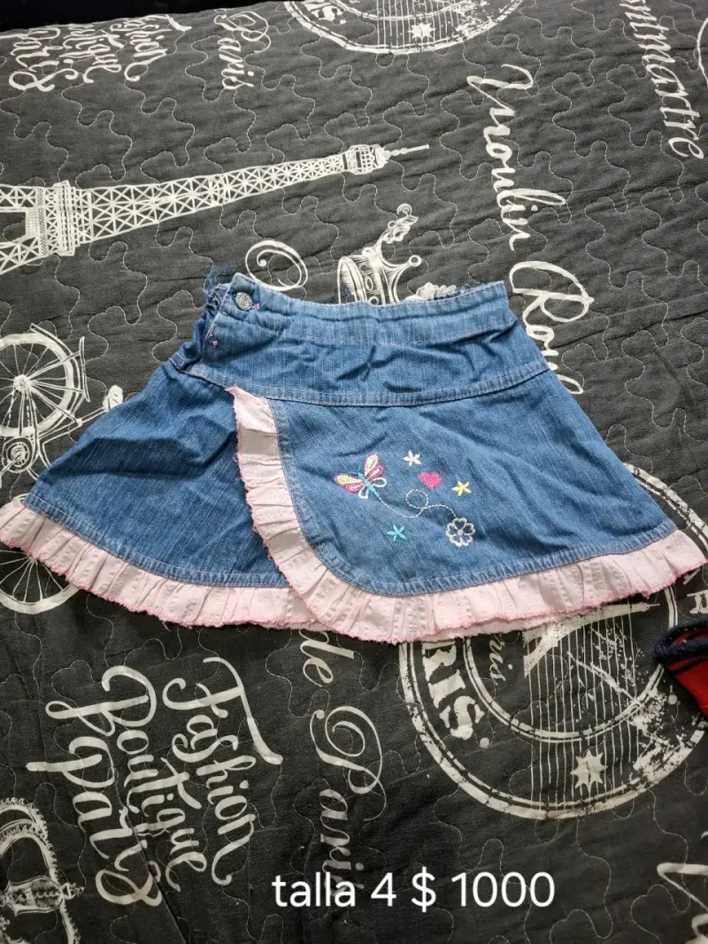 Falda de mezclilla bordada