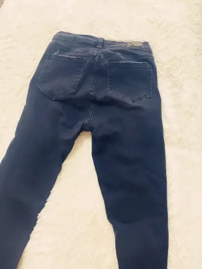 Jeans oscuros desgastados - miniatura 2