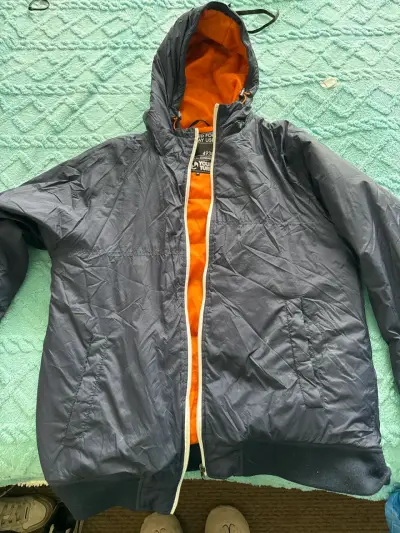 Chaqueta con capucha azul y naranjo - miniatura 1