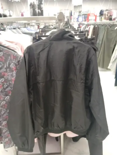 Chaqueta negra liviana - miniatura 1
