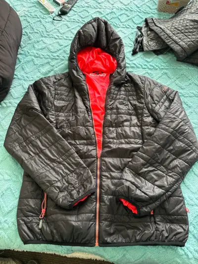 Chaqueta acolchada negra con capucha - miniatura 1