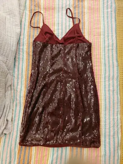 Vestido de lentejuelas burdeo - miniatura 2