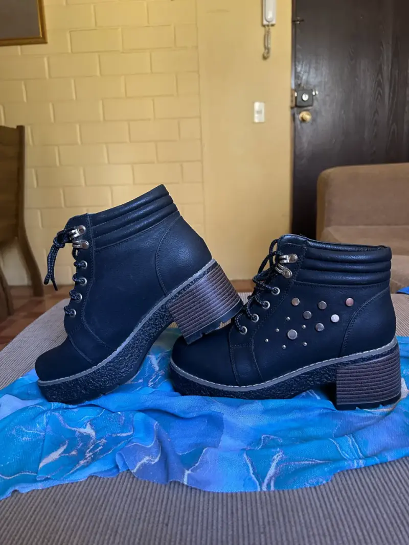 Botines negros con tachas, talla 37 - 2