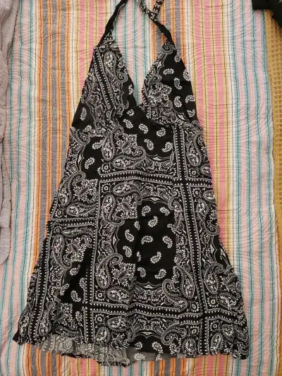 Vestido negro satin con diseño paisley - miniatura 1