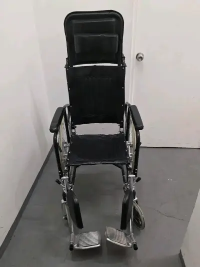 Silla de ruedas plegable negra - miniatura 1