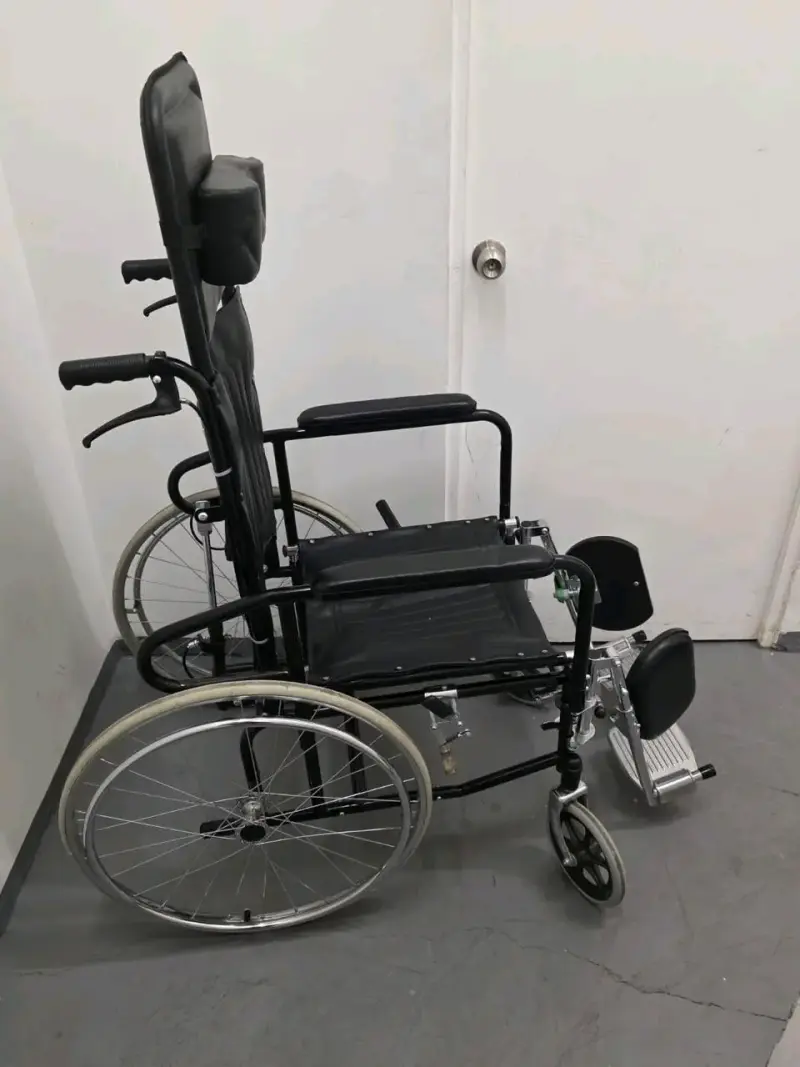 Silla de ruedas plegable negra - 2