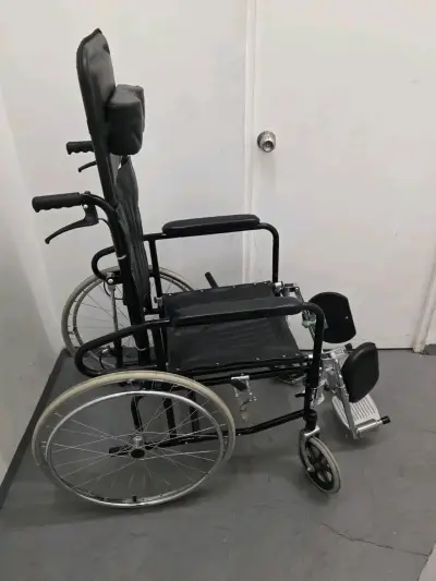 Silla de ruedas plegable negra - miniatura 2