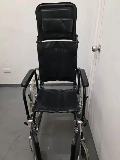 Silla de ruedas plegable negra - miniatura 4