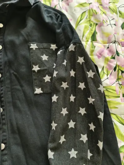 Camisa negra con estrellas - miniatura 1