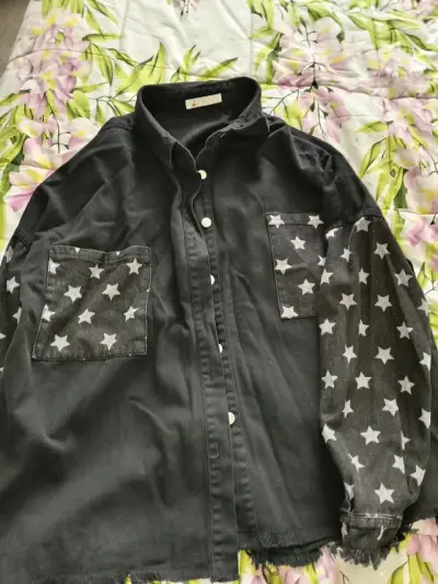 Camisa negra con estrellas - miniatura 2