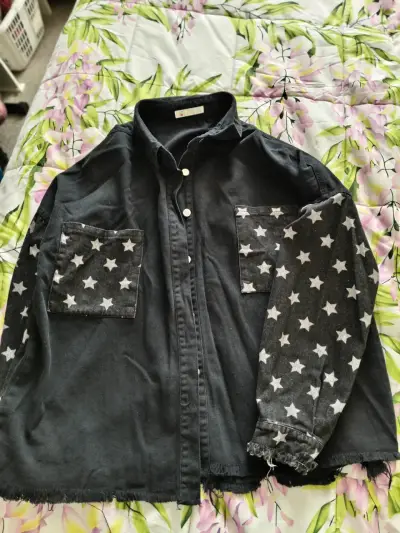 Camisa negra con estrellas - miniatura 4