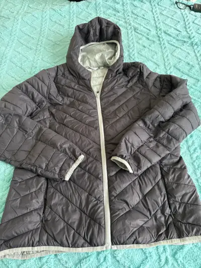 Chaqueta acolchada gris con capucha - miniatura 1
