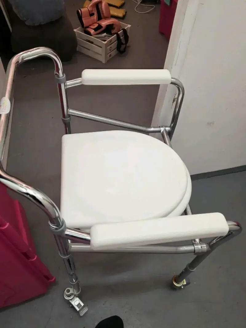 Silla baño con ruedas - 3
