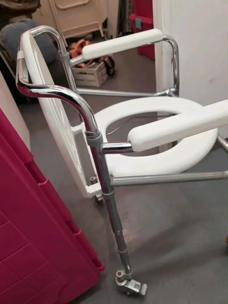 Silla baño con ruedas - 4