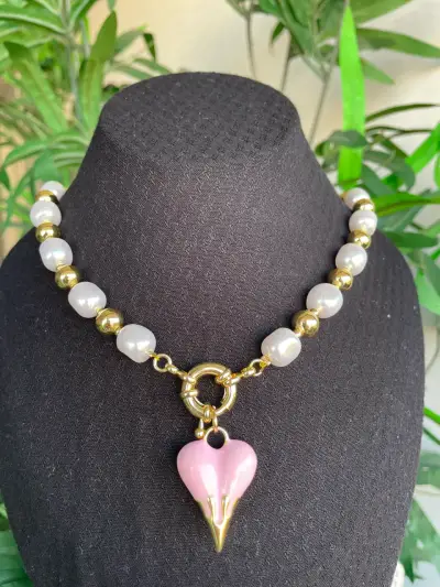 Collar con dije rosa y dorado - miniatura 1