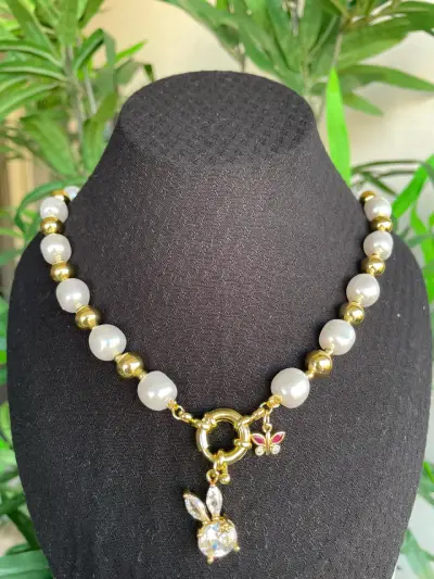 Collar con dije rosa y dorado - miniatura 2