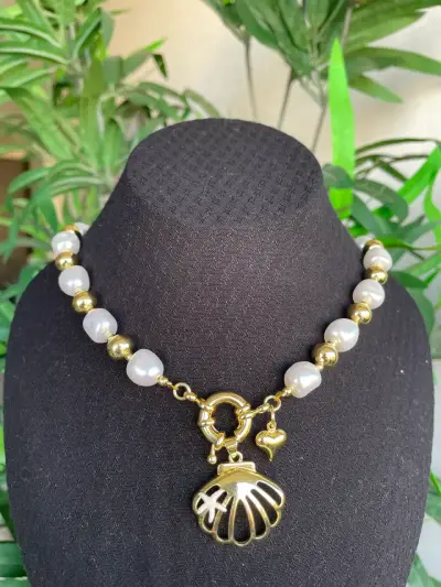 Collar con dije rosa y dorado - miniatura 3