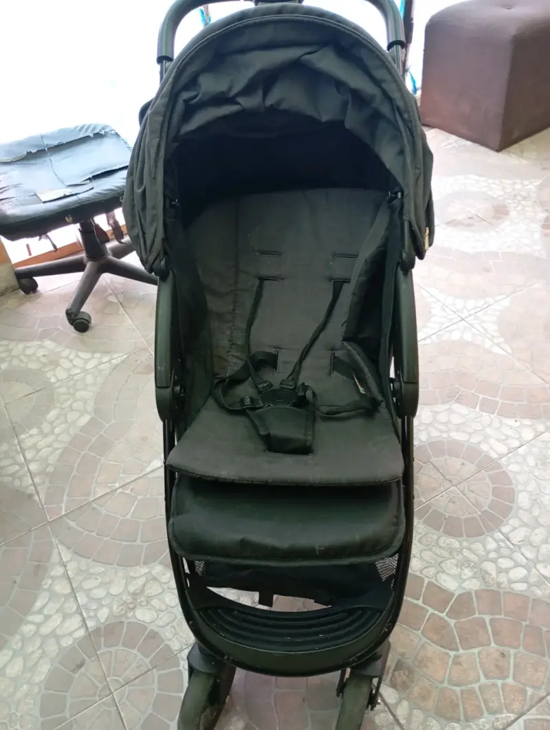 Coche de bebé negro en buen estado - 1