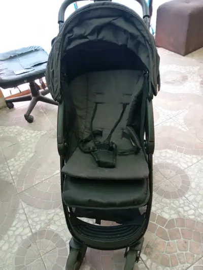 Coche de bebé negro en buen estado - miniatura 1