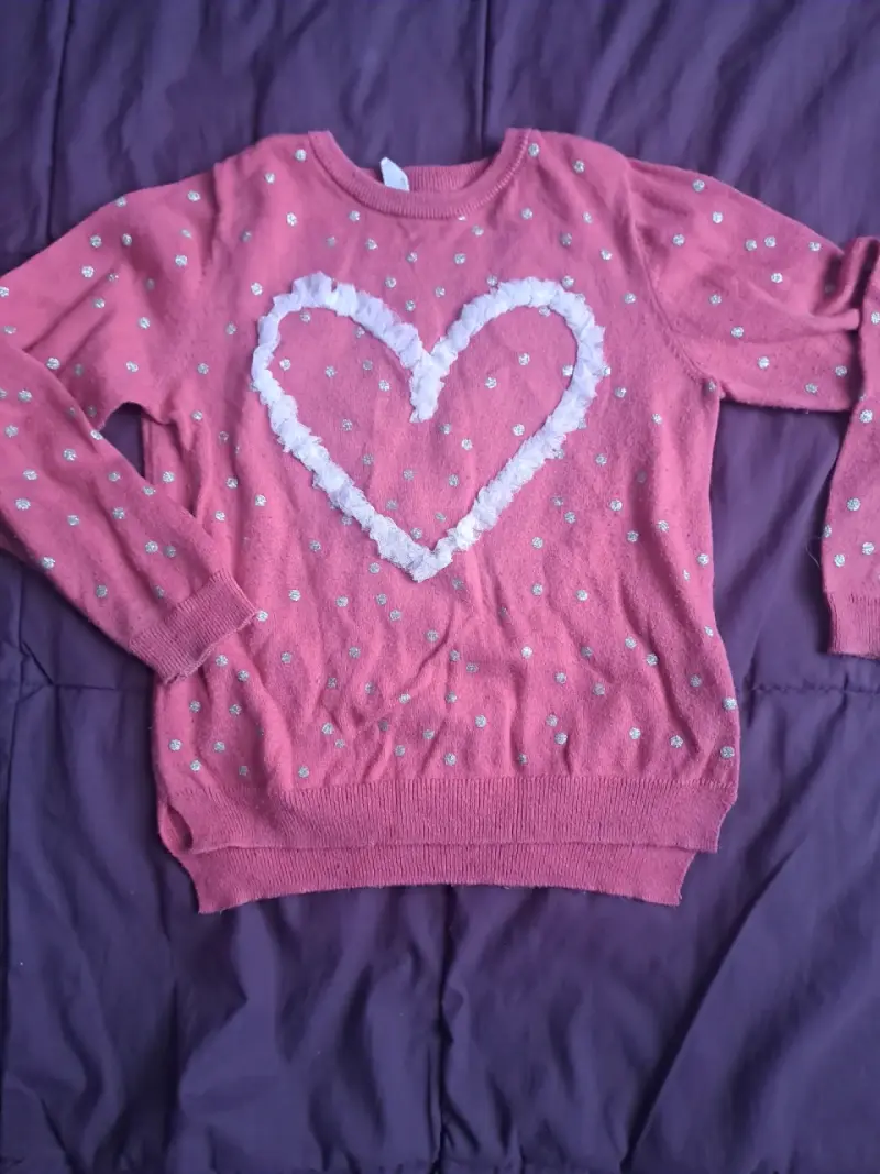 Suéter rosado con diseño de corazón