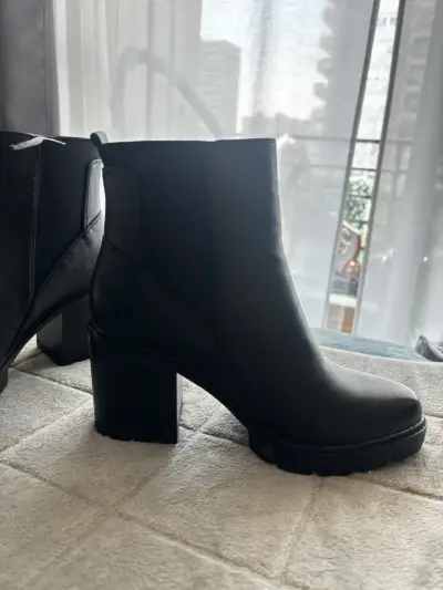 Botines  negros de cuero - miniatura 1