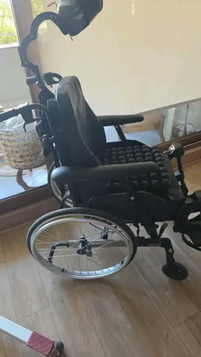 Silla de ruedas con cojín cómodo - miniatura 1