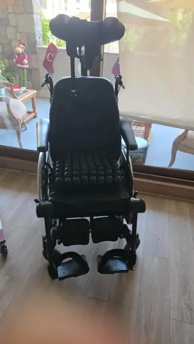 Silla de ruedas con cojín cómodo - miniatura 2