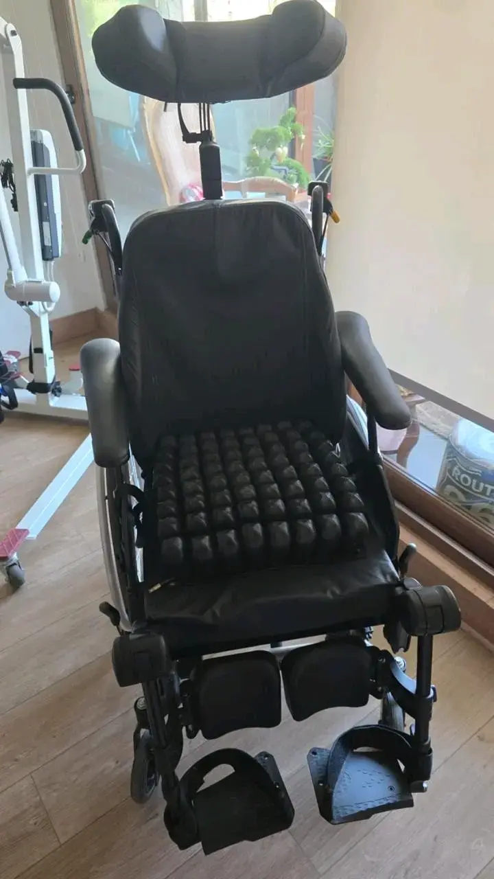 Silla de ruedas con cojín cómodo - 3