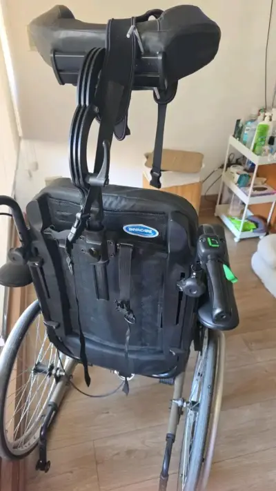 Silla de ruedas con cojín cómodo - miniatura 4